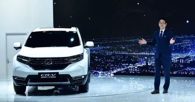 作為全球最暢銷的SUV， CR-V創(chuàng)造了無(wú)數(shù)個(gè)奇跡。撇開全球不說(shuō)，從2004年CR-V被引進(jìn)到中國(guó)市場(chǎng)以來(lái)，就開拓了城市SUV市場(chǎng)，開啟了國(guó)內(nèi)高品質(zhì)SUV生活潮流。進(jìn)取之路永不停止，就在此次上海車展期間，東風(fēng)本田CR-V也終于迎來(lái)了全新?lián)Q代，實(shí)現(xiàn)了從內(nèi)到外的全面革新。